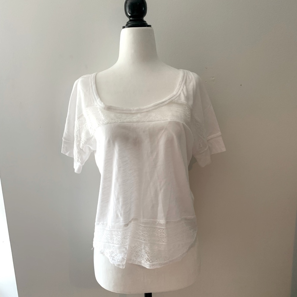 Cute basic white t-shirt with lace details size M